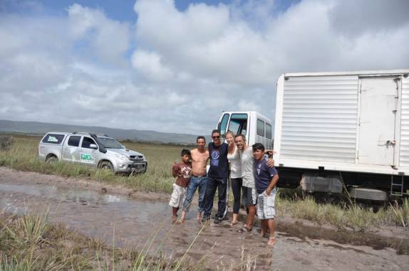 Celebração após desatolarmos um caminhão perto da Aldeia Aponwao, na Grand Sabana, na Venezuela